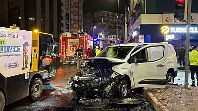 Hafif ticari araç ile otomobil çarpıştı: 2 yaralı