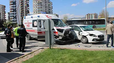 Hasta taşıyan ambulansla otomobil çarpıştı: 2 yaralı