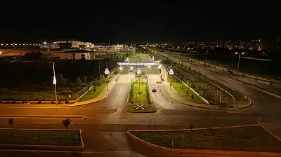 Havalimanı yolu geceleri renkli görünüme kavuşuyor