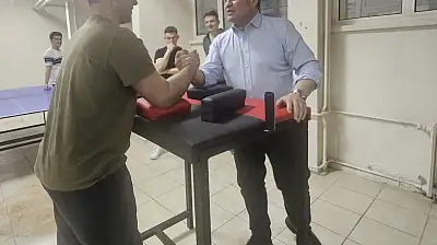 Kabakcı öğrencilerle bilek güreşi yaptı