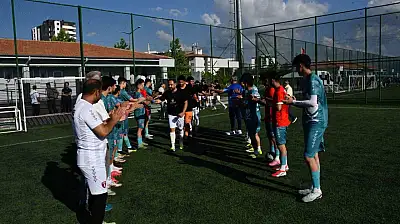 Kalespor, şampiyon takımı alkışladı