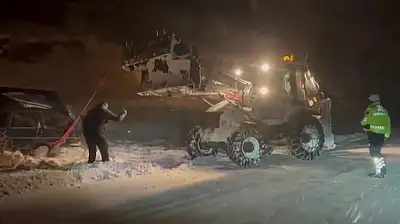 Kara saplanan otomobildeki 3 kişi kurtarıldı