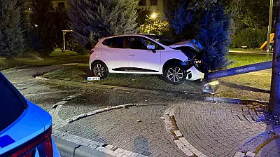 Karşı yola geçen otomobil elektrik direğine çarparak durabildi