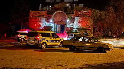 Kavgayı ayırmaya çalışan gece kulübü çalışan bıçaklandı