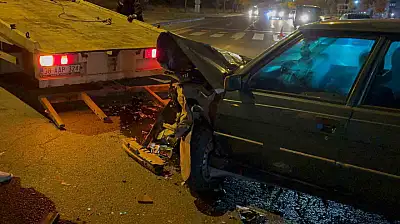 Kavşakta otomobile çarptı, karşı yola geçti: 2 yaralı