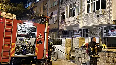 Kayseri'de 4 katlı binada yangın: Anne ve iki çocuğu dumandan etkilendi