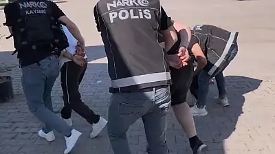 Kayseri'de aracın bagajından 4 bin 458 adet uyuşturucu hap ele geçirildi: 3 tutuklama