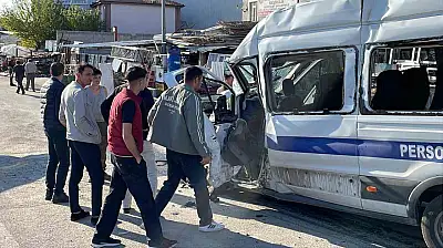 Kayseri'de işçi servisi ile kamyon çarpıştı: 8 yaralı