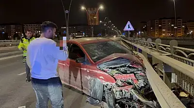 Kayseri'de karşı yola geçen otomobil bariyerlere çarptı