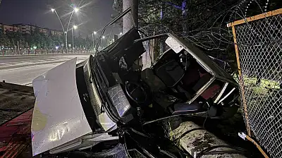 Kayseri'de kontrolden çıkan otomobil bahçeye uçtu: 3 yaralı