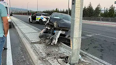 Kayseri'de otomobil aydınlatma direğine çarptı: 1 yaralı