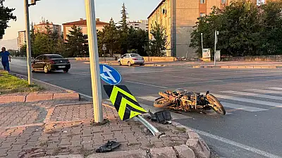 Kayseri'de otomobilin çarptığı motosiklet sürücüsü ağır yaralandı