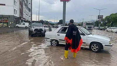Kayseri'de yağışta araçlarıyla mahsur kalan vatandaşlar kurtarıldı