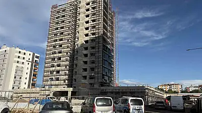 Kayseri'de yük asansöründeki mermer işçinin başına düştü