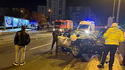 Kaza sonrası alev alan otomobilde can pazarı: 2'si ağır 3 yaralı
