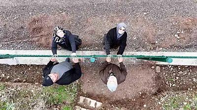 Kemal Sunal'ın propaganda filmi gerçek oldu: Tel örgüyle ikiye bölünen mahallede vatandaşlar ihtiyaçlarını gidermek için 5 kilometre yürüyor