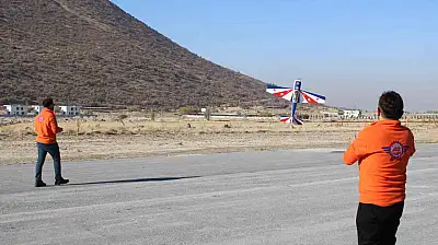 Kendi ürettikleri model uçakla hedef 100 kilometre uçmak