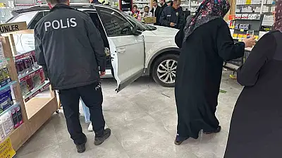 Kontrolden çıkan otomobil eczaneye daldı: 1 yaralı