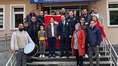 Mahalle sakinlerinden polislere sürpriz kutlama