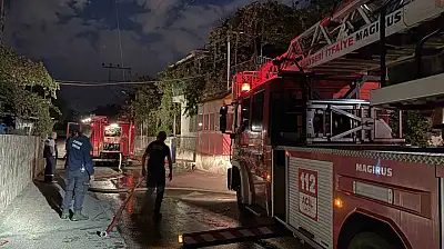 Mangaldan çıkan yangın evin çatısını küle çevirdi