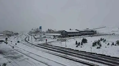 Mayıs karı Erciyes'i beyaza bürüdü