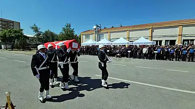 Merhum polis babasını asker selamı ile uğurladı