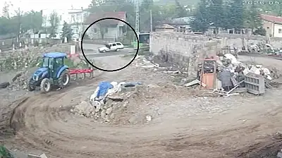 Otobüsten indi, otomobil çarptı: O anlar kamerada