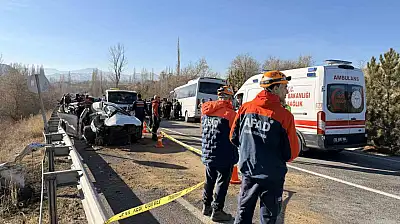 Otomobil ile midibüs çarpıştı: 10 yaralı