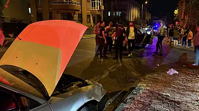 Otomobillerin çarpıştığı kazada sürücülerden biri firar etti: 1'i çocuk, 2 yaralı