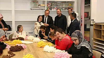 Özel kız öğrencilerinin el emeği atkıları, sevgi evlerindeki çocukları ısıttı