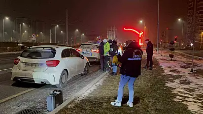 Polise çarpıp kaçan şahıs, olay yerine gelince yakayı ele verdi: 1'i polis 2 yaralı