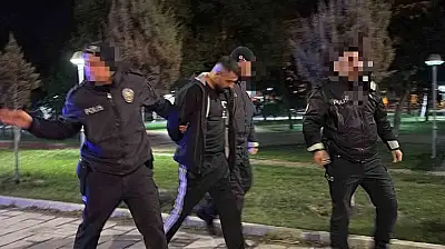 Polisten kaçarken, yola fırlattığı kağıttan uyuşturucu çıktı