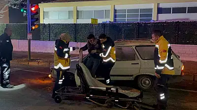 Refüje çarpan otomobilde sürücü yaralandı