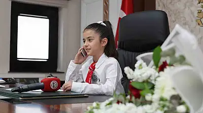 Rektör Prof. Dr. Altun, koltuğunu Minik Emine Defne'ye devretti