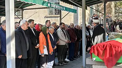 Sokak ortasında öldürülen kadına oğlundan son görev