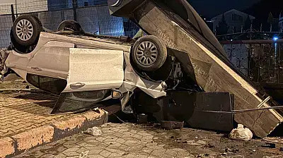 Takla atan otomobil sitenin girişini yıktı: 1 yaralı