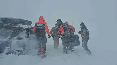 Tipide araçlarıyla mahsur kalan vatandaşları AFAD ekipleri kurtardı