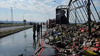 Tırın dorsesinde çıkan yangını itfaiye söndürdü
