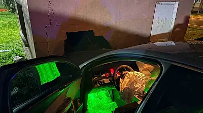 Yağışlı havada kontrolden çıkan otomobil depo duvarına çarptı