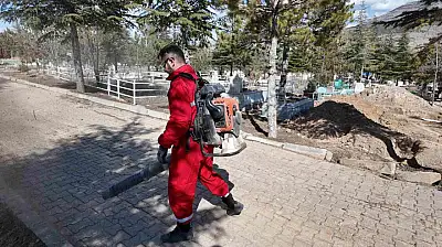 Yahyalı Belediyesi'nden bayram öncesi mezarlıklarda temizlik çalışması