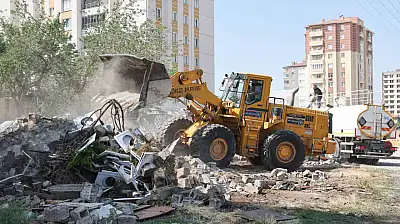 Yıldırım Beyazıt'ta 9 gecekondu kaldırılarak yerini park alanına bıraktı