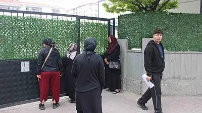 YKS'ye 2 dakika geç kalan genç gözyaşı döktü