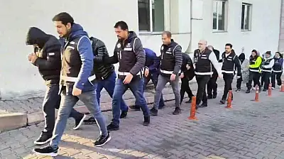 Yüksek maliyetli kanser ilaçlarını usulsüz şekilde temin edip kamuyu 88 milyon zarara uğratan 12 kişi adliyede