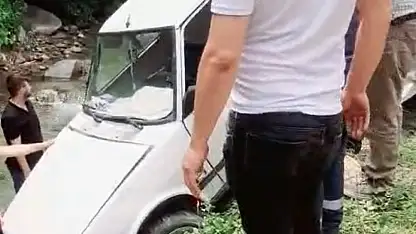 Direksiyon hakimiyeti kaybolan otomobil şarampole uçtu