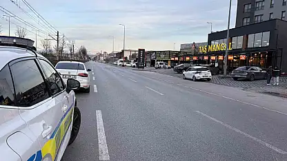 İki otomobil ve tramvayın karıştığı kazada 2 kişi yaralandı