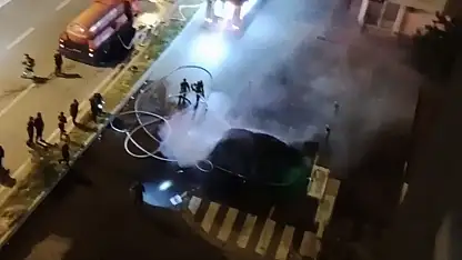 Kayseri'de alev alan elektrikli araç bomba gibi patladı... O anlar kamerada