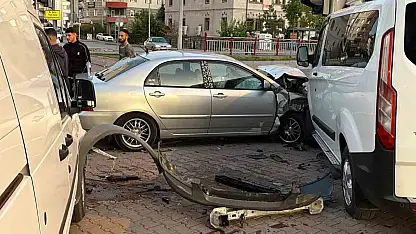 Kayseri'de otomobil park halindeki 2 araca çarptı