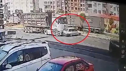 Kayseri'de tırla çarpışan otomobilin takla attığı kaza kamerada