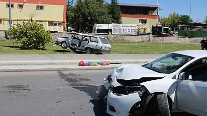 Kaza yapan otomobil ağacı kırarak üzerine çıktı: 2 yaralı