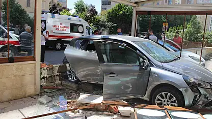 Kaza yapan otomobil fırına girdi
